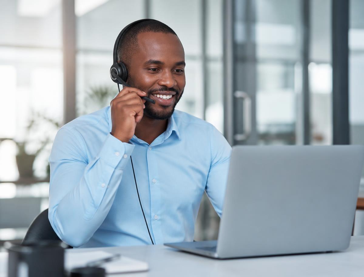 A Prime call centre agent helping a client